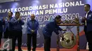 Zulkifli Hasan memukul gong saat pembukaan Rakornas Pemenangan Pemilu Partai Amanat Rakyat di Jakarta, Rabu (14/12). Rakornas Pemenangan Pemilu PAN ini membahas strategi pemenangan pemilihan umum Presiden pada tahun 2019. (Liputan6.com/Faizal Fanani)