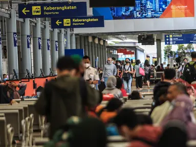 Calon penumpang menunggu keberangkatan di stasiun kereta Pasar Senen, Jakarta, Senin (20/12/2021). Kepadatan calon penumpang di stasiun Pasar Senen, Jakarta mulai terlihat jelang libur Natal dan Tahun Baru 2022. (Liputan6.com/Johan Tallo)