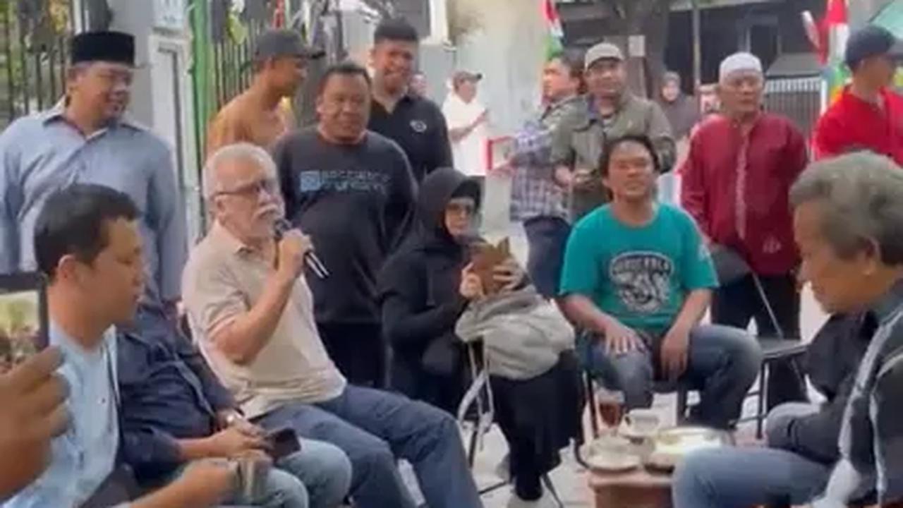 Iwan Fals hadir ke acara kondangan sunatan di  Depok