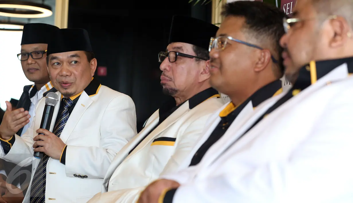 Ketua Fraksi PKS DPR RI Jazuli Juwaini memberi keterangan saat rapat pleno di Jakarta, Kamis (12/1). Rapat bertujuan menyatukan kekuatan demi pemenangan Pemilihan Kepala Daerah 2017 serta Pemilihan Umum dan Legislatif 2019. (Liputan6.com/Johan Tallo)