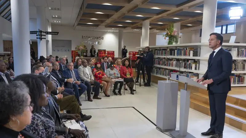 PM Belanda Mark Rutte, kanan, meminta maaf atas nama pemerintahnya soal peran historis Belanda dalam perbudakan dan perdagangan budak di Gedung Arsip Nasional di Den Haag, Senin, 19 Desember 2022. (Foto AP/Peter Dejong)