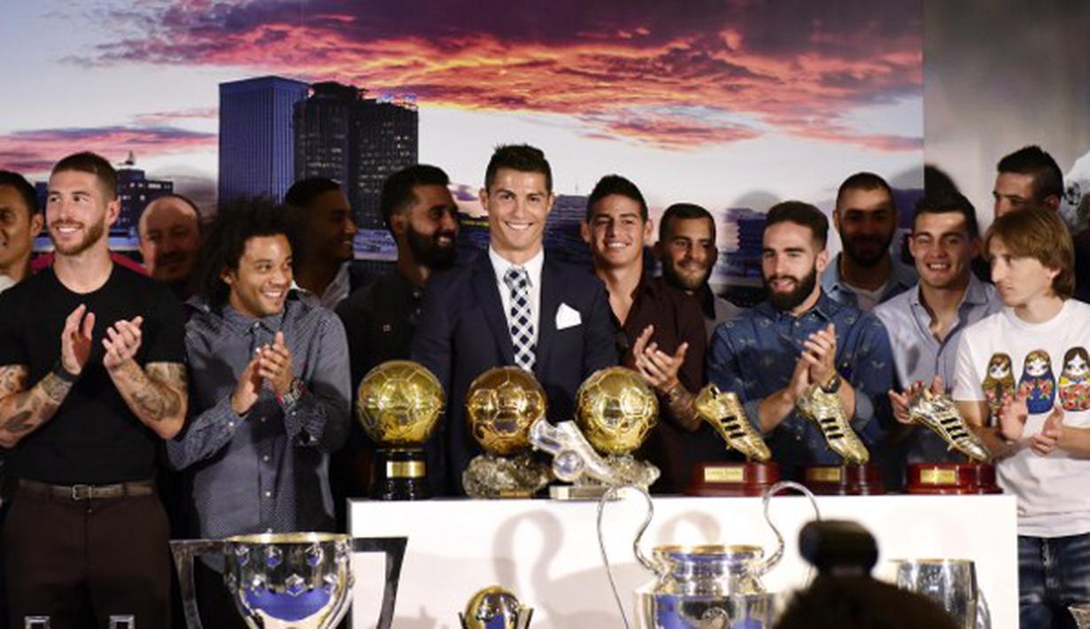 Pemain Real Madrid Cristiano Ronaldo berfoto bersama rekan setimnya pada acara  penghaargaan atas pencapain sebagai Top Skor sepanjang masa El Real di Stdion Santiago Bernabeu, Madrid, Jumat (2/10/2015). AFP Photo / Gerard Julien