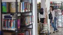 Pengunjung memilih buku yang dijual di Pasar Buku Jakbook Kenari, Jakarta, Rabu (28/8/2019). Pasar yang sebelumnya sepi itu kini mulai diramaikan oleh pengunjung untuk membeli buku dengan harga miring atau hanya sekadar melihat-lihat. (Liputan6.com/Immanuel Antonius)