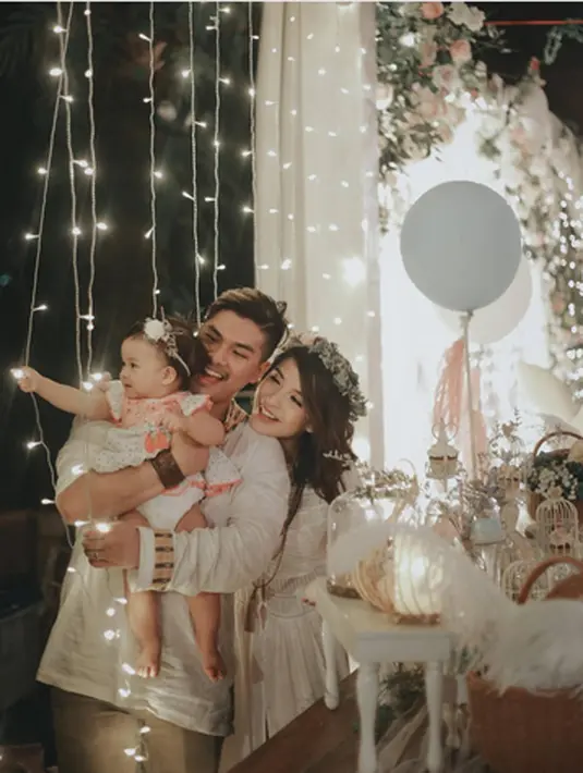 Beberapa foto dibagikan oleh kedua pasangan ini. Pesta berlangsung di luar ruangan itu, dihiasi dengan ornamen warna biru muda dan putih. Putri kecil yang sedang ultah itu tampil cantik dengan mahkota bunga di kepalanya. (Instagram/glennalinskie)