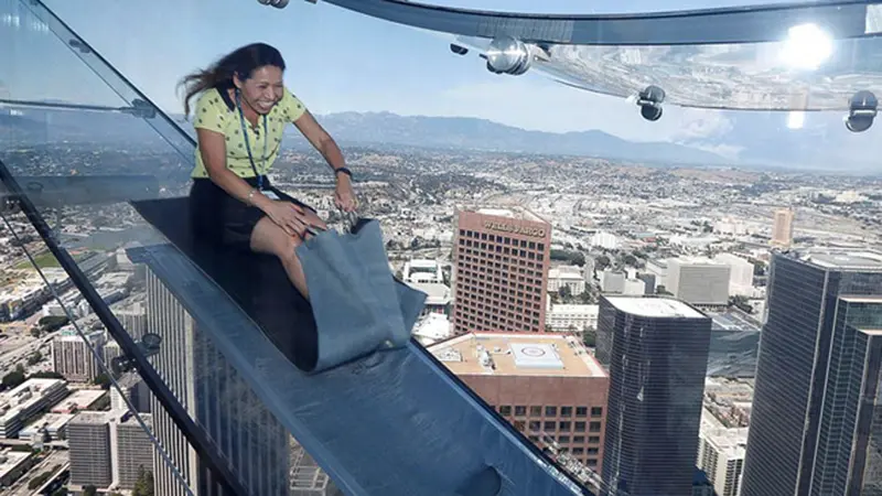 Dari Lantai 70, Rasakan Sensasi Skyslide Tertinggi di Amerika