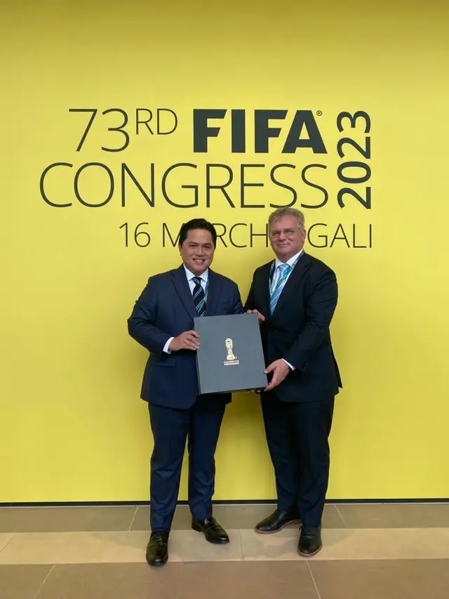 Ketua PSSI, Erick Thohir bersama Ketua Federasi Sepak Bola Australia (FFA), Chris Nikou.