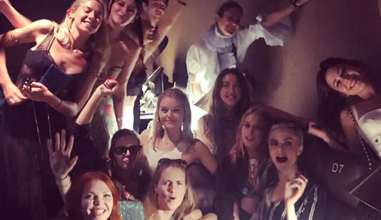 Di Meksiko, Cara dan teman-temannya memilih pantai untuk mereka habiskan waktu bersama. Terlihat dari foto yang beredar di media sosial, para wanita cantik itu tampak bahagia dengan balutan bikininya. (Instagram/cdelevingne)