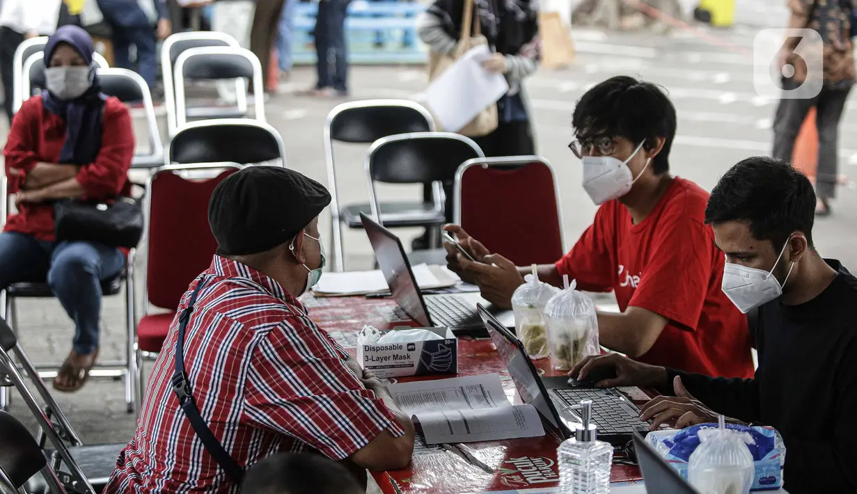 Warga mengikuti tahap verifikasi sebelum mengikuti vaksinasi covid-19 di Aula Masjid Cut Meutia, Jakarta, Sabtu (14/8/2021). Kegiatan ini membantu mempercepat target vaksinasi pemerintah secara maksimal agar mencapai herd imunity (kekebalan komunal). (Liputan6.com/Faizal Fanani)