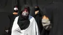 Sejumlah wanita Syiah mengenakan masker saat memperingati Hari Asyura di Teheran, Iran, Minggu (30/8/2020). Ritual untuk memperingati wafatnya Imam Hussein tersebut digelar dengan menerapkan jarak sosial dan mewajibkan penggunaan masker. (AP Photo/Ebrahim Noroozi)