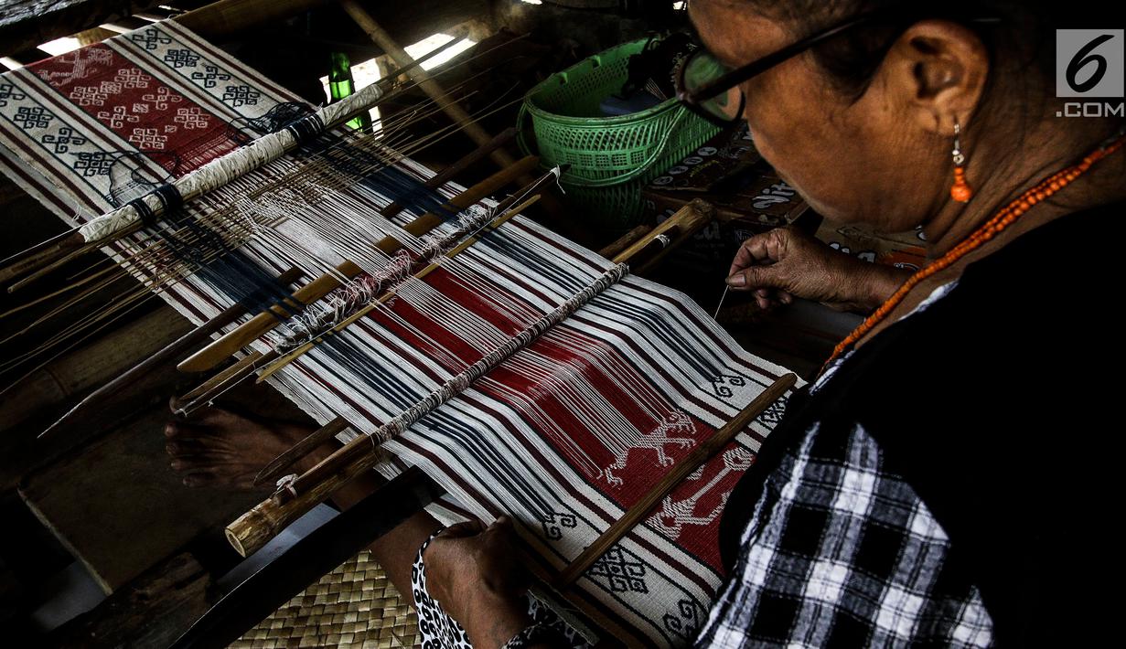 Mama Adriana Rambuadji membuat kain tenun di Desa Adat Prailiu, Sumba Timur, NTT, Sabtu (15/12). Harga kain tenun Sumba tergantung tingkat kesulitan, waktu pembuatan, dan sejarahnya. (Liputan6.com/JohanTallo)