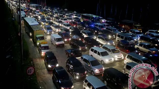 Macet Parah, Sistem Buka Tutup Diberlakukan di Simpang Jomin