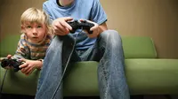 Kebiasaan anak main game berjam-jam misalnya dapat menyebabkan kerusakan saraf yang bisa membuat anggota tubuhnya sakit.