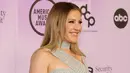 <p>Penyanyi sekaligus penulis lagu asal Inggris, Ellie Goulding tiba pada acara American Music Awards 2022 di Microsoft Theater, Los Angeles, California, Amerika Serikat, 20 November 2022. Sebagai aksesori, Ellie mengenakan berbagai macam cincin perak dan menghiasi telinganya dengan perhiasan. (Amy Sussman/Getty Images for dcp/AFP)</p>