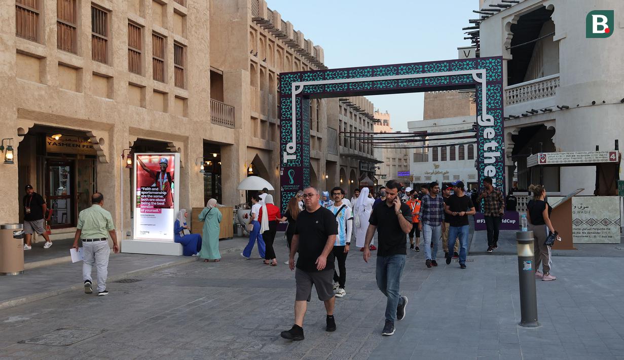 Bertempat di pusat kota Doha, Souq Waqif banyak dikunjungi oleh turis dari seluruh penjuru dunia. (Bola.com/Ade Yusuf Satria)