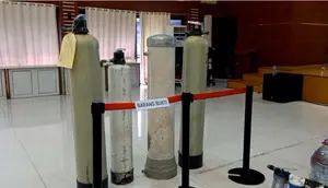 Barang bukti 4 tabung filter besar, pompa air, dan galon kosong bermerek bekas. (dok. Istimewa)&nbsp;