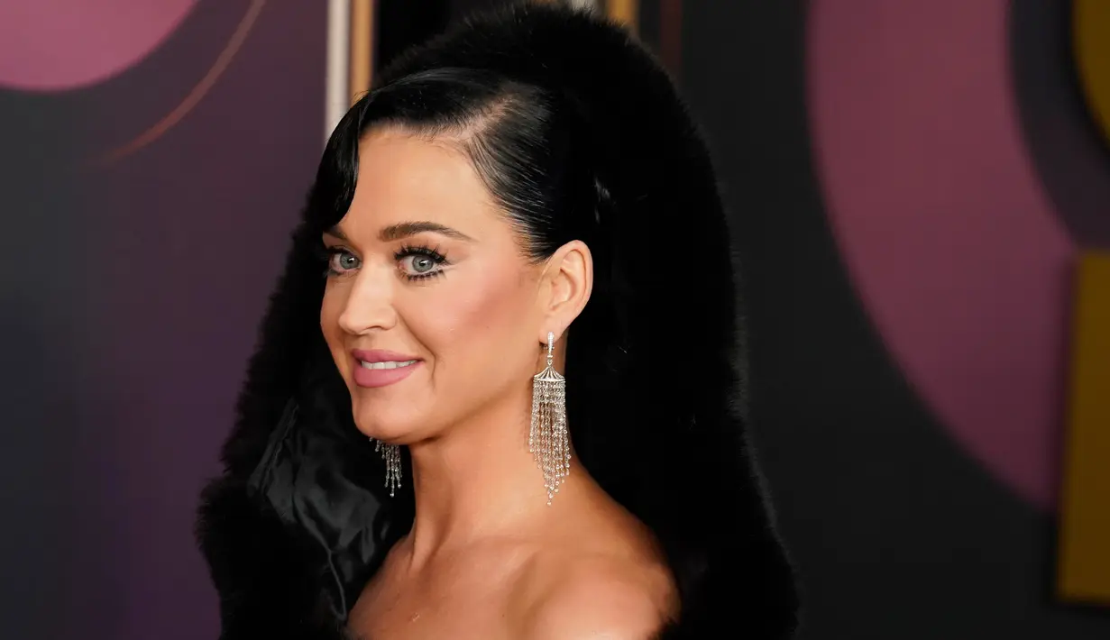 Katy Perry tiba untuk rekaman acara khusus televisi NBC "Carol Burnett: 90 Years of Laughter and Love" di Avalon Hollywood, Los Angeles, Amerika Serikat, 2 Maret 2023. Untuk makin glamor, sang bintang memilih bulu mata yang dramatis dan lipstik merah muda matte. (AP Photo/Chris Pizzello)