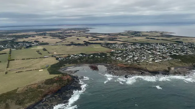 Melihat Indahnya Pemandangan di Phillip Island dari Atas Langit