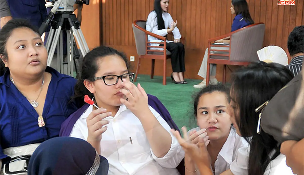 Zahwa dan Aaliyah lesehan bersama teman-temannya menunggu Angie. (Liputan6.com/Abdul Azis Prastowo)