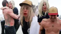 Digendong Taylor Kinney, Lady Gaga  Bermesraan di Danau
