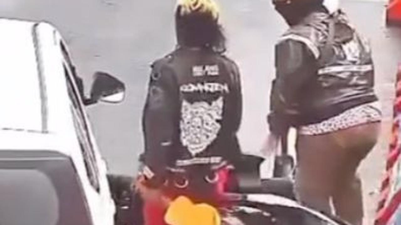 Viral Momen Anak Punk Bantu Ibu-Ibu yang Jatuh Tertabrak Mobil, Aksinya Curi Perhatian