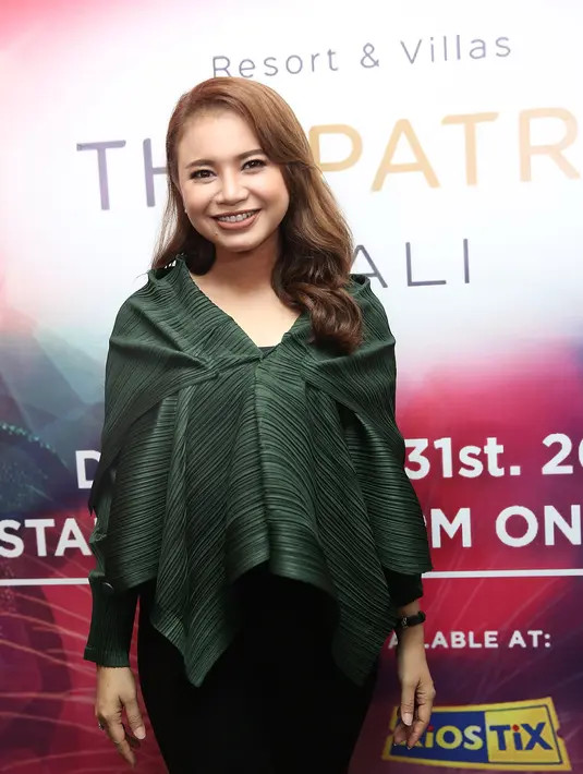 Sambil berseloroh, Rossa menerima tawaran manggung di malam tahun baru lantaran honornya bisa naik hingga lima kali lipat. "Saya (budget) naik 5 kali lipat lah, haha. Bercanda," ujar Rossa sambil ketawa. (Bambang E Ros/Bintang.com)