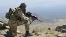 Gerakan perlawanan Afghanistan dan pasukan pemberontak anti-Taliban ambil posisi saat patroli di puncak bukit di daerah Darband, Distrik Anaba, Provinsi Panjshir, 1 September 2021. Panjshir terkenal dengan pertahanan alami yang tak pernah ditembus pasukan Soviet atau Taliban. (AHMAD SAHEL ARMAN/AFP)