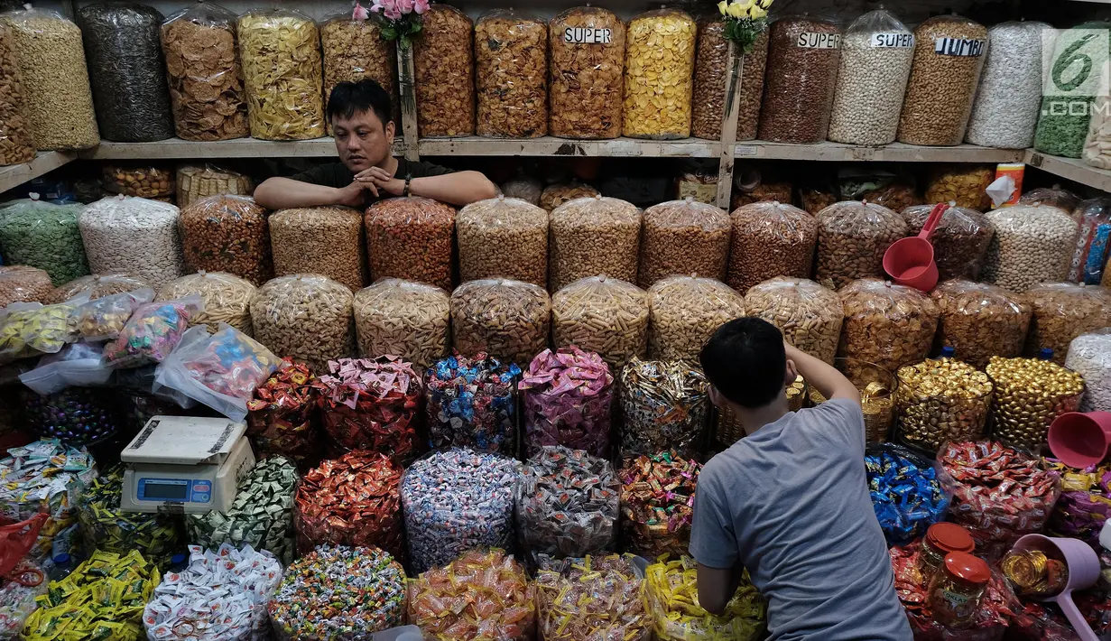 Calon pembeli memilih aneka makanan untuk perayaan Imlek yang dijual di kawasan Glodok, Jakarta, Kamis (25/1). (Liputan6.com/JohanTallo)