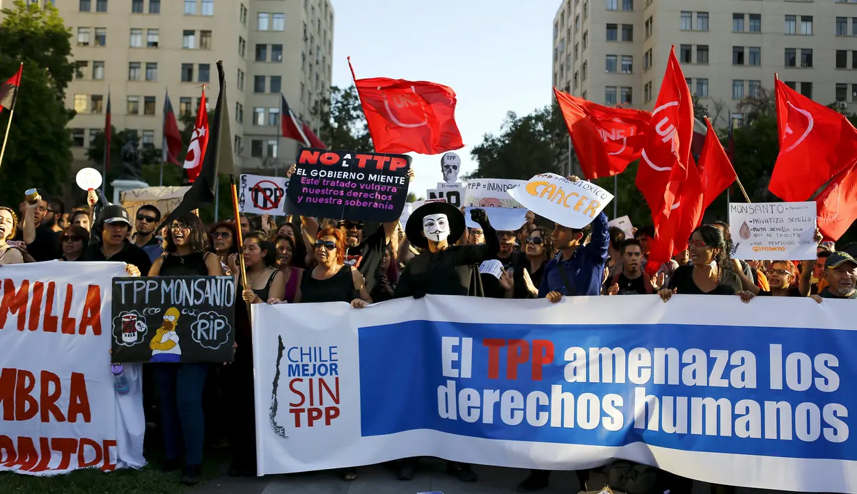 Sejumlah demonstran berunjuk rasa terhadap kesepakatan perdagangan Trans-Pacific Partnership (TPP) di depan gedung Pemerintah di Santiago, Chili, (4/2). Mereka membawa spanduk bertuliskan "The TPP mengancam hak asasi manusia". (REUTERS/Ivan Alvarado)