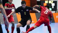 Penggawa Timnas Futsal Indonesia, Subhan Faidasa, memperebutkan bola dengan pemain Thailand dalam laga SEA Games 2017. (Bola.com/KL 2017)