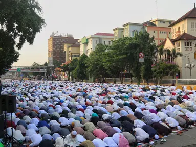 Umat muslim melaksanakan salat Idul Adha 1439 H di Monumen Perjuangan Jatinegara, Jakarta Timur, Rabu (22/8). Usai melaksanakan salat berjemaah, umat muslim kemudian menyembelih hewan kurban. (Liputan6.com/JohanTallo)