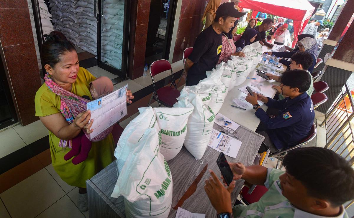 Warga Kebon Baru Antre Beras Bantuan Pangan