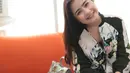 "Lagu tadi buat Nurul salah satu Prillvers yang dekat sama aku. Di manapun aku berada selalu ada dia bahkan seharusnya dia ada di sini," ucap Prilly usai menyanyikan lagu Sahabat Hidup. (Adrian Putra/Bintang.com)