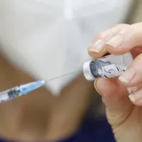 Seorang perawat Israel menyiapkan dosis keempat vaksin covid-19 Pfizer-BioNTech di Sheba Medical Center di Ramat Gan dekat Tel Aviv, Senin (27/12/2021). Pemberian suntikan ini bertujuan untuk mengukur apakah suntikan penguat (booster) kedua diperlukan secara nasional. (AP Photo/Tsafrir Abayov)