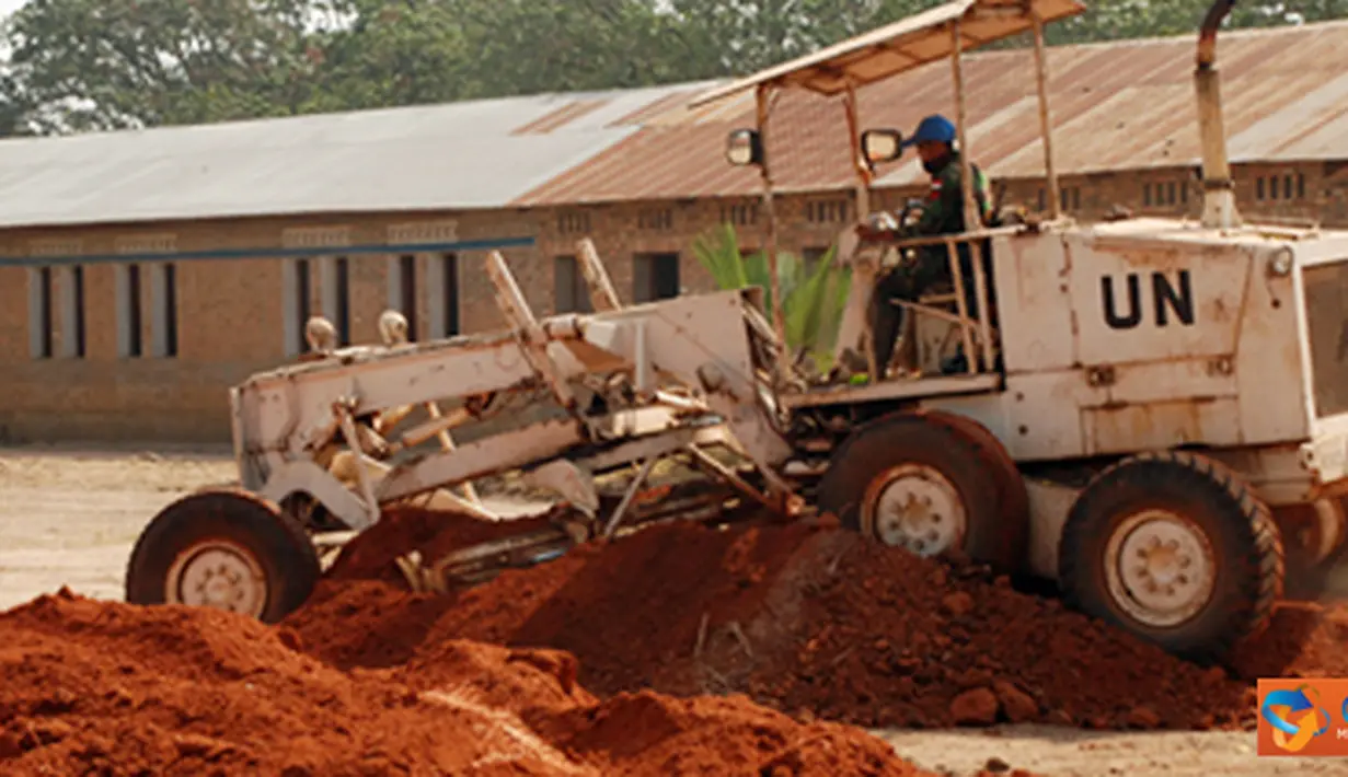 Citizen6, Kongo: : Pengerjaan lapangan Bola Basket dan Volly, Satgas Zeni TNI mengerahkan alat-alat berat seperti Becho Loader, Exavator, Dump Truck, Greder dan Vibro Roller. (Pengirim: Badarudin Bakri)