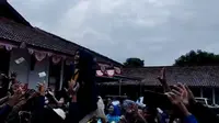 Aksi sawer uang Ketua Nasdem Diah Kurniasari, dan beberapa bakal calon legislatif (Bacaleg) partai itu, di Halaman KPUD Garut, Kamis (11/5/2023) lalu, tidak melanggar aturan. (Liputan6.com/Jayadi Supriadin)