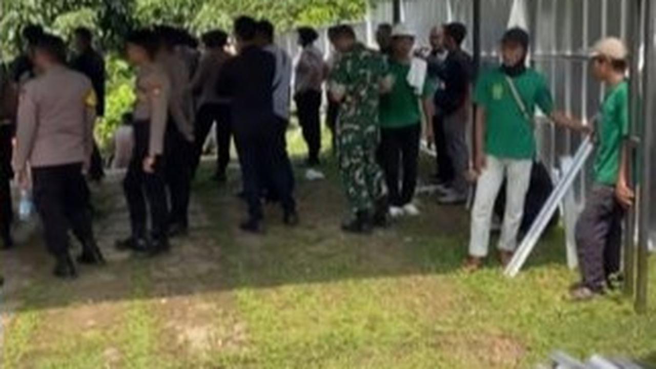 Potret Atalarik Syah Ungkap Rumahnya Dibongkar Aparat, Sebut Tidak Ada Surat Eksekusi
