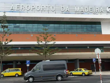 Suasana depan Bandara Madeira yang logonya merupakan wajah bintang Real Madrid, Cristiano Ronaldo. Maderira merupakan kota tempat kelahiran Cristiano Ronaldo. (Bola.com/Reza Khomaini)