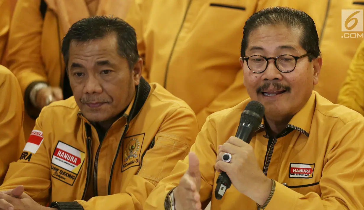 Plt Ketua Umum Partai Hanura Marsekal Madya (Purn) Daryatmo (kanan) memberi keterangan usai Munaslub Partai Hanura kubu Sarifuddin Sudding di Jakarta, Kamis (18/1). Sebelumnya, Daryatmo menjabat Wakil Ketua Umum Partai Hanura. (Liputan6.com/Johan Tallo)