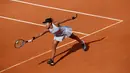 Petenis Jepang Naomi Osaka berusaha mengembalikan bola pukulan petenis Slovakia Anna Karolina Schmiedlova saat bertanding pada babak putaran pertama turnamen tenis Prancis Terbuka di stadion Roland Garros, Paris (28/5/2019). Naomi Osaka menang tiga set, 0-6, 7-6 (7-4), 6-1. (AP Photo/Christophe Ena)