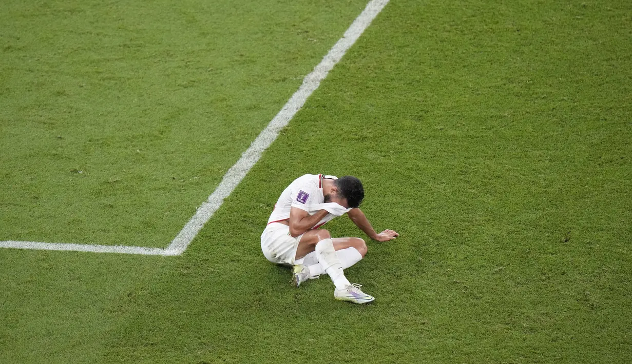 Bek Iran Abolfazi Jalali berekasi pada akhir laga pamungkas Grup B Piala Dunia 2022 di Stadion Al Thumama, Rabu (30/11/2022) dini hari WIB. Iran gagal ukir sejarah melaju ke babak 16 besar setelah kalah tipis 0-1 lawan Amerika Serikat. (AP Photo/Luca Bruno)