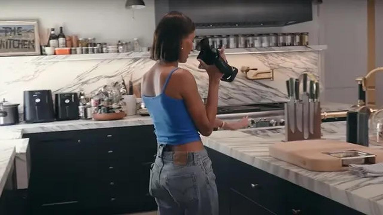 Potret Dapur Rumah Hailey Bieber, Modelnya Mewah dengan Nuansa Monokrom yang Elegan