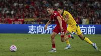 Penggawa Liverpool Florian Wirtz (kiri) melewati bek AC Milan Samuele Ricci pada laga di Kai Tak Stadium, Sabtu (26/7/2025) malam WIB. (AP Photo/Chan Long Hei)