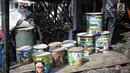 Beduk-beduk dijajakan di kawasan Tanah Abang, Jakarta, Senin (13/5/2019). Memasuki bulan suci Ramadan, pesanan beduk mengalami peningkatan dibanding bulan-bulan biasanya. (Liputan6.com/Faizal Fanani)
