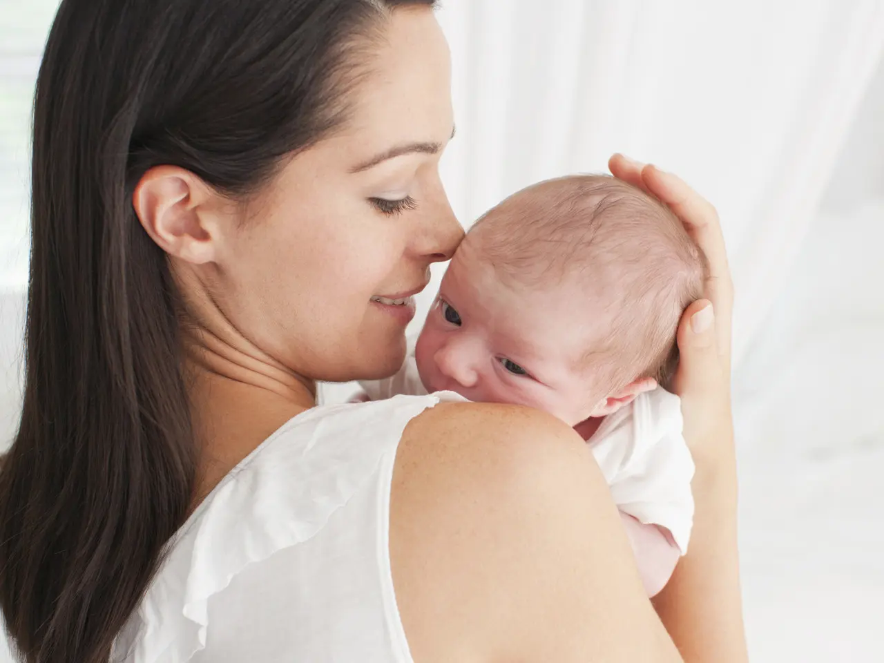 Manfaat menggendong bayi. (media2.s-nbcnews.com)