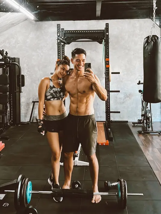<p>Andrew White bersama sang istri, Nana Mirdad tampil mesra di ruangan senam. (Foto: Instagram/@andrew.white._)</p>