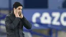 Pelatih Arsenal, Mikel Arteta, tampak kecewa usai ditaklukkan Everton pada laga Liga Inggris di Stadion Goodison Park, Minggu (20/12/2020). Everton menang 2-1 atas Arsenal. (AFP/Peter Powell, Pool)