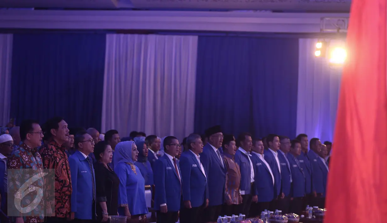 Suasana pembukaan Rapat Kerja Nasional (Rakernas) sekaligus Silaturahmi Nasional (Silatnas) 2016 PAN di JIEXPO Kemayoran, Jakarta, Minggu (29/5). Sejumlah elit partai politik tampak menghadiri acara tersebut. (Liputan6.com/Faizal Fanani)