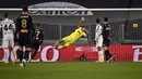 Kiper Juventus Gianluigi Buffon (tengah) kebobolan gol dari pemain Genoa Filippo Melegoni (tidak dalam gambar) pada pertandingan babak 16 besar Coppa Italia di Allianz Stadium, Turin, Italia, Rabu (13/1/2021). Juventus melaju ke perempat final usai menaklukkan Genoa 3-2. (Marco BERTORELLO/AFP)