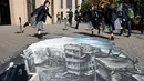 Sejumlah siswa berpose di depan karya ilusi optik bergambar kota Aleppo yang hancur akibat perang di kampus Universitas Meiji di Tokyo, Jepang (18/11). Karya ini mendorong agar para siswa ikut prihatin terkait perang di Suriah. (AFP/Toshifumi Kitamura)