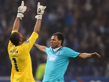 Porto&#039;s Helton Arruda and Rolando Fonseca celebrate after their Champions League second-leg of the first knock out round match against Atletico Madrid at Dragao Stadium on March 11, 2009. AFP PHOTO/FRANCISCO LEONG